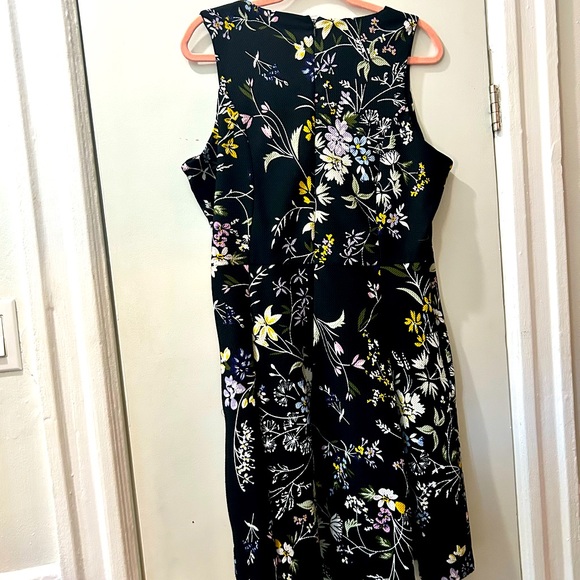 LE CHÂTEAU floral dress with pockets - Picture 2 of 4